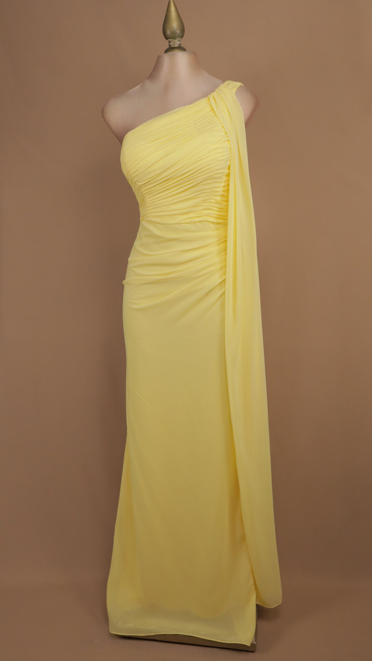 Vestido de gala helénico con escote asimétrico y estola lateral