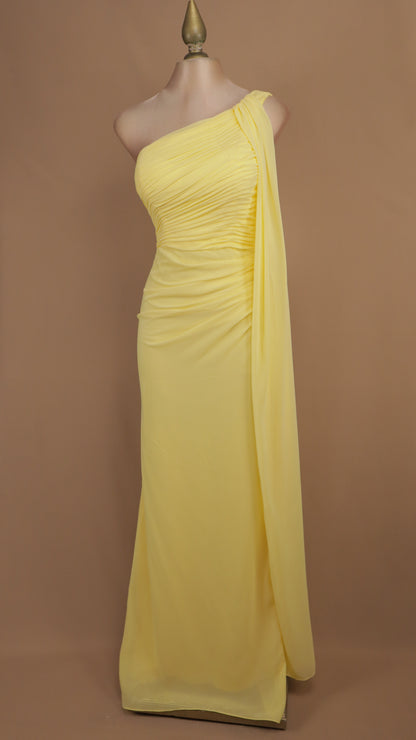 Vestido de gala helénico con escote asimétrico y estola lateral