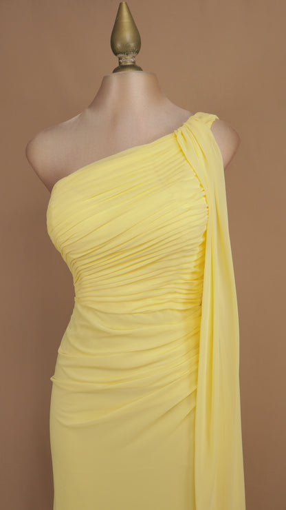 Vestido de gala helénico con escote asimétrico y estola lateral