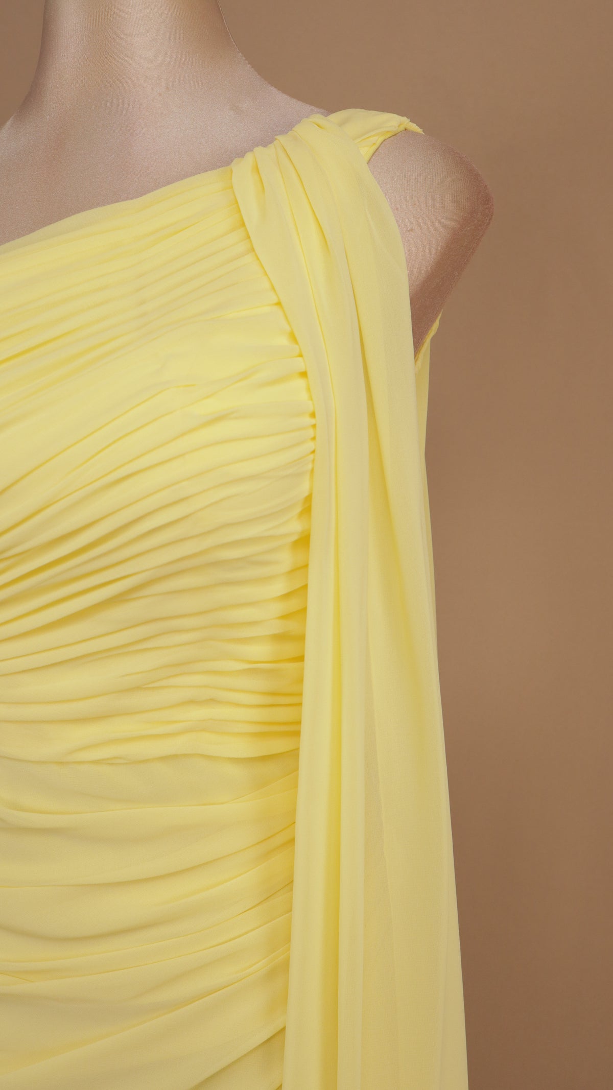 Vestido de gala helénico con escote asimétrico y estola lateral