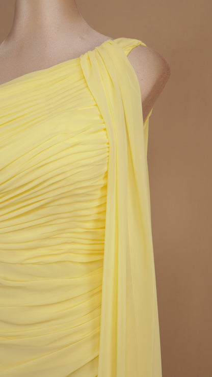 Vestido de gala helénico con escote asimétrico y estola lateral