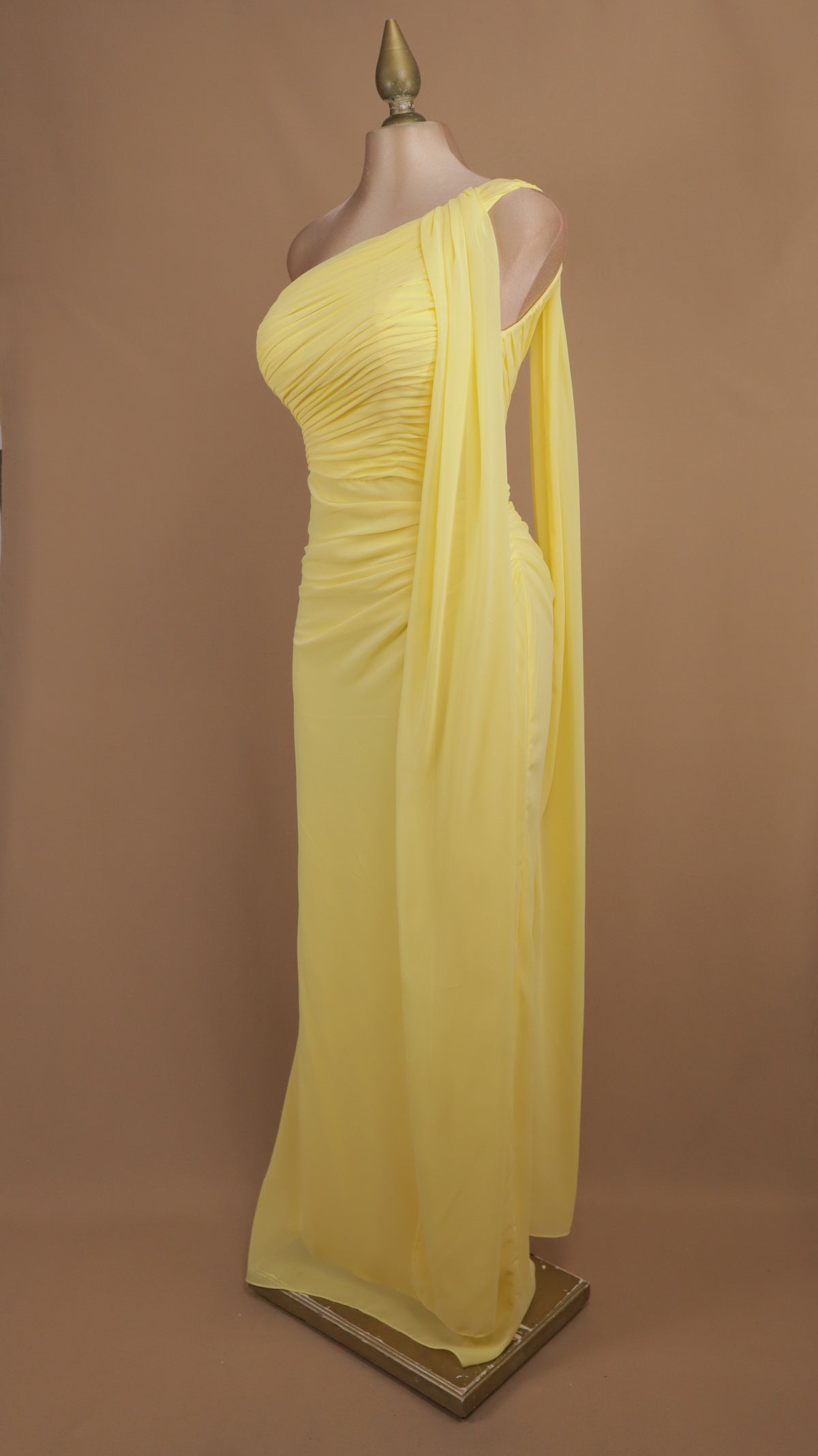 Vestido de gala helénico con escote asimétrico y estola lateral