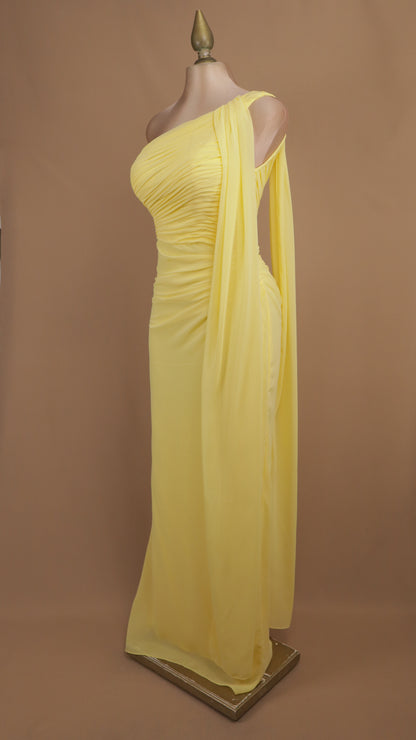 Vestido de gala helénico con escote asimétrico y estola lateral