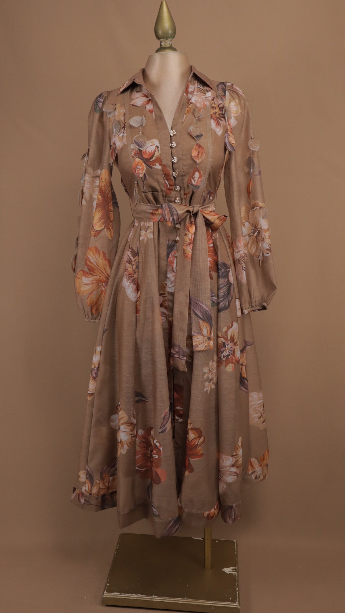 Vestido midi camisero con estampado floral romántico