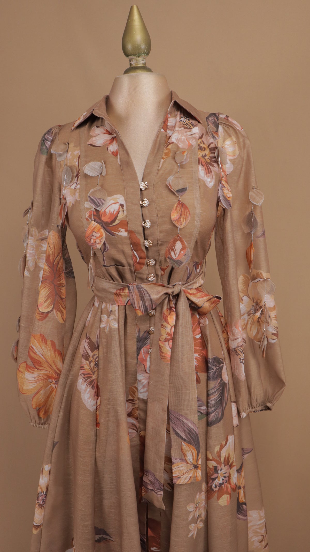 Vestido midi camisero con estampado floral romántico