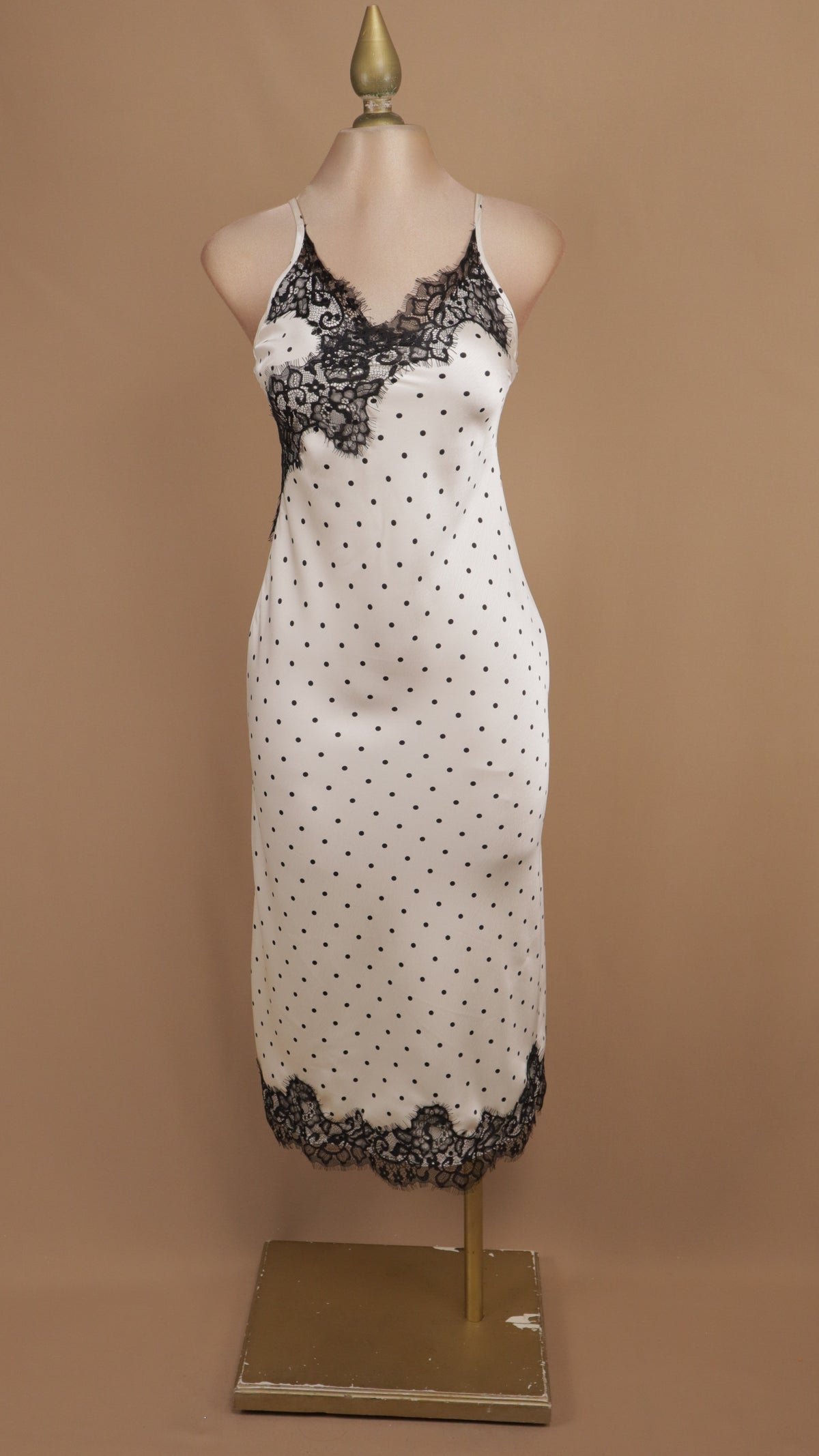 Vestido midi (slip dress) satinado de lunares con encaje.