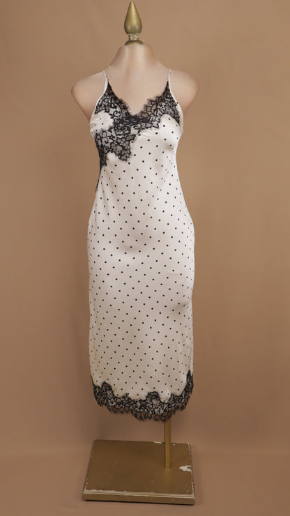 Vestido midi (slip dress) satinado de lunares con encaje.