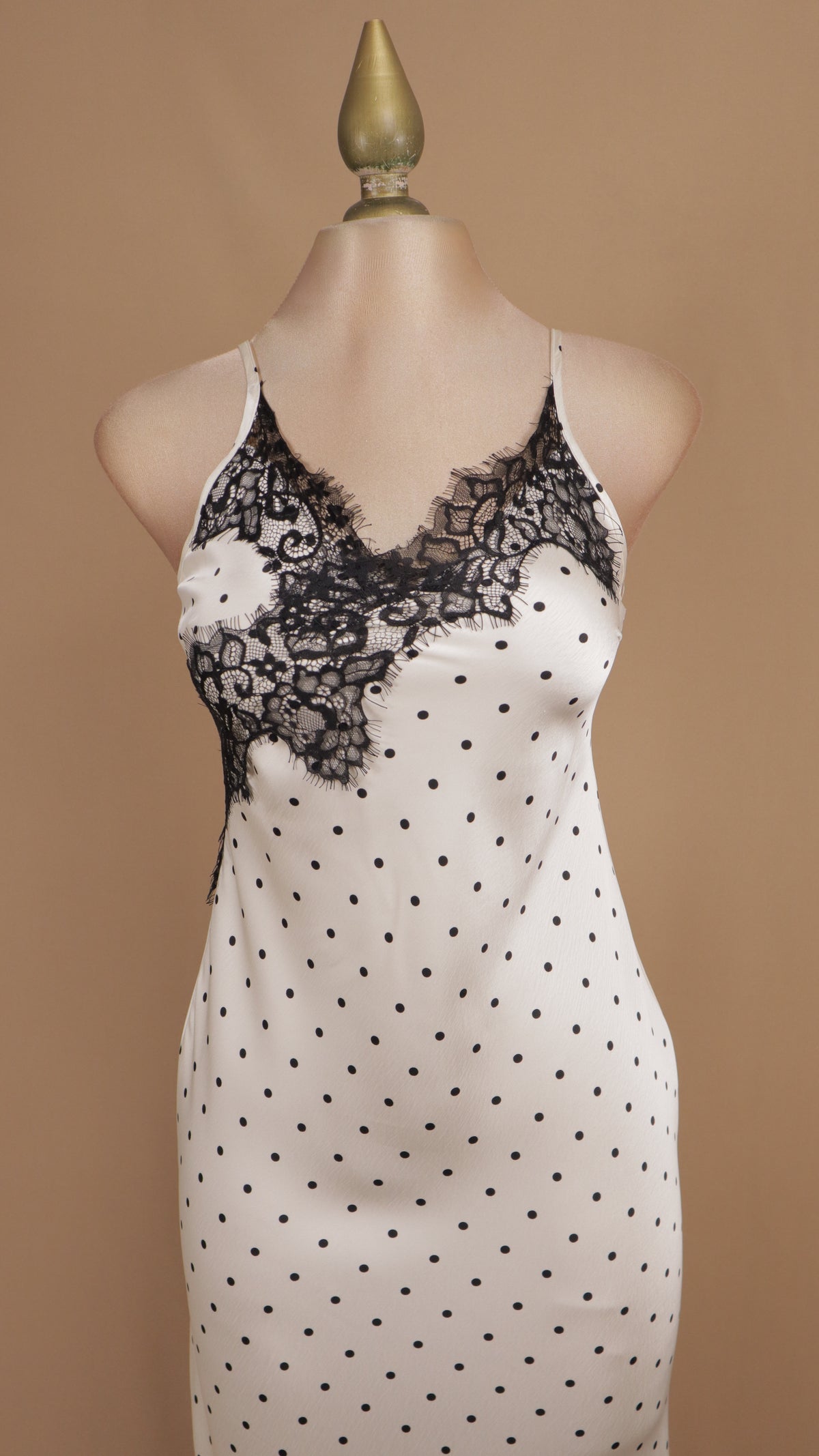 Vestido midi (slip dress) satinado de lunares con encaje.