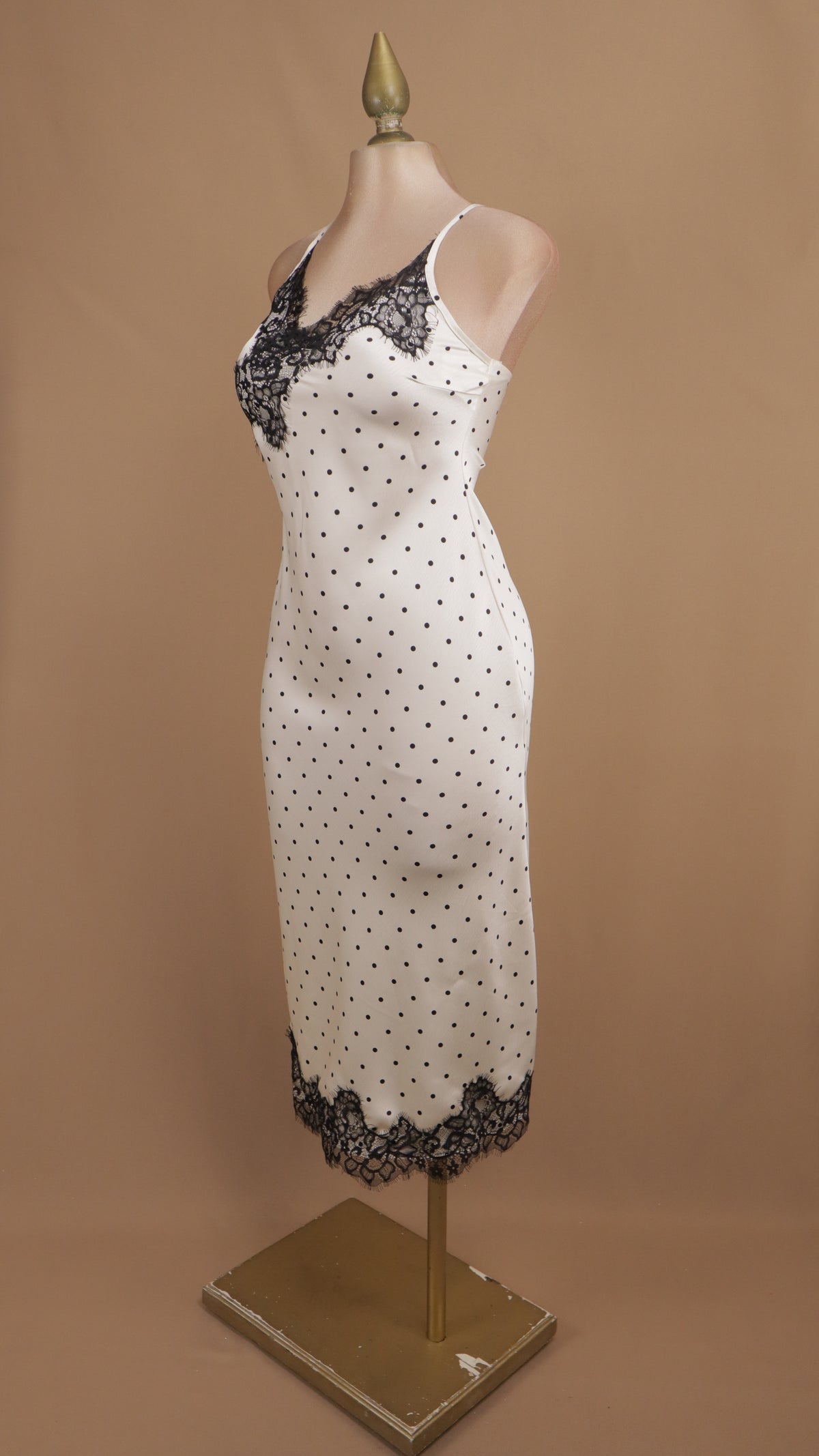 Vestido midi (slip dress) satinado de lunares con encaje.