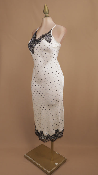 Vestido midi (slip dress) satinado de lunares con encaje.