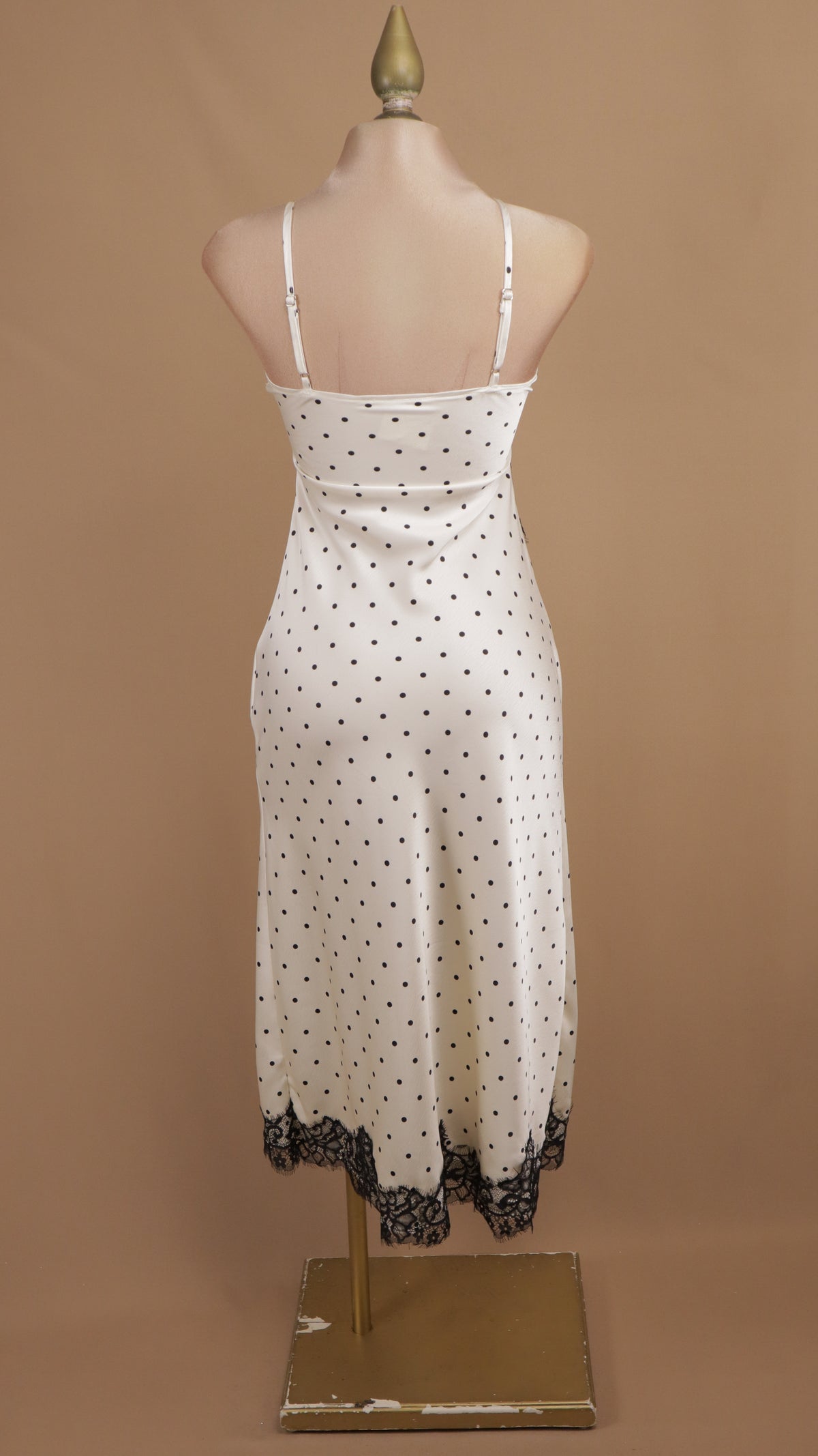 Vestido midi (slip dress) satinado de lunares con encaje.