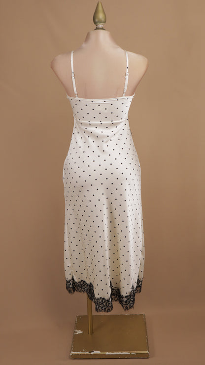 Vestido midi (slip dress) satinado de lunares con encaje.