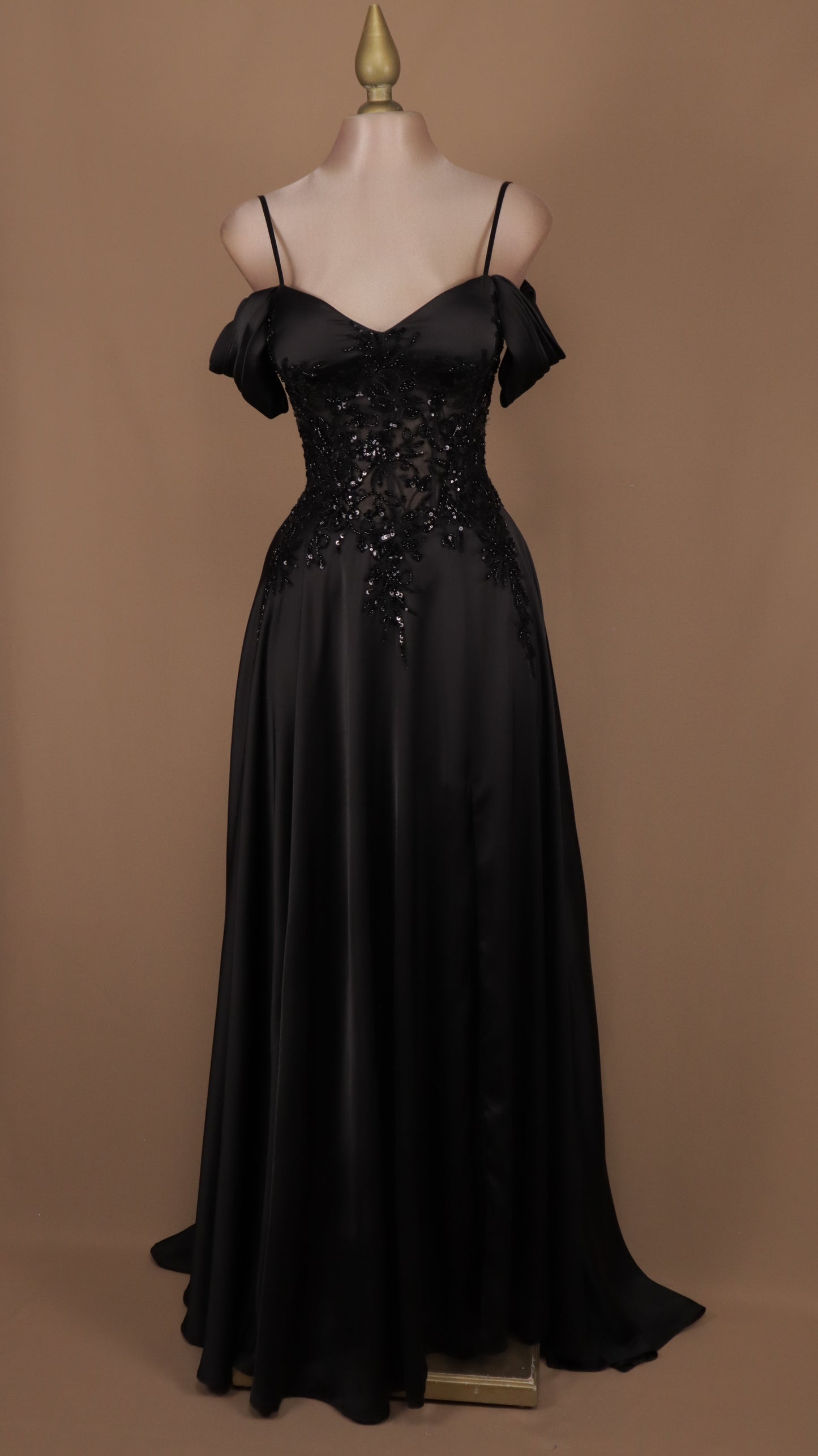 Vestido largo linea A con aplicación en cintura y corset