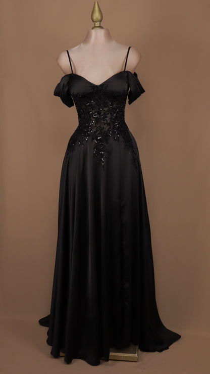 Vestido largo linea A con aplicación en cintura y corset