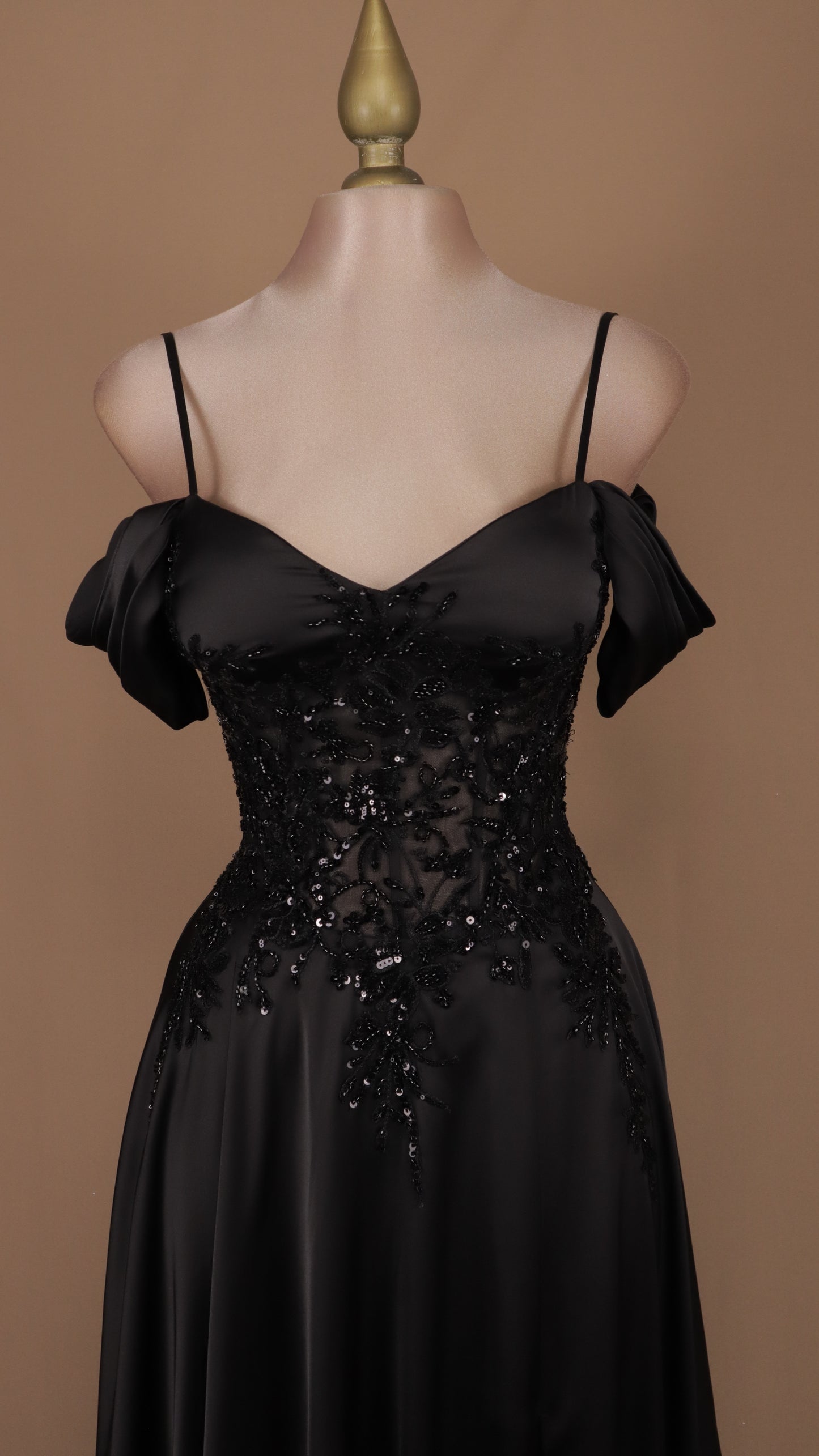 Vestido largo linea A con aplicación en cintura y corset