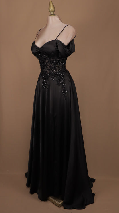 Vestido largo linea A con aplicación en cintura y corset