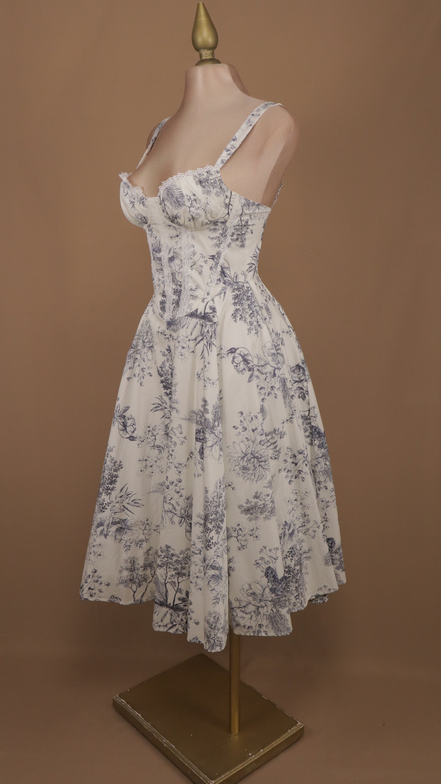 Vestido midi estampado con tirantes