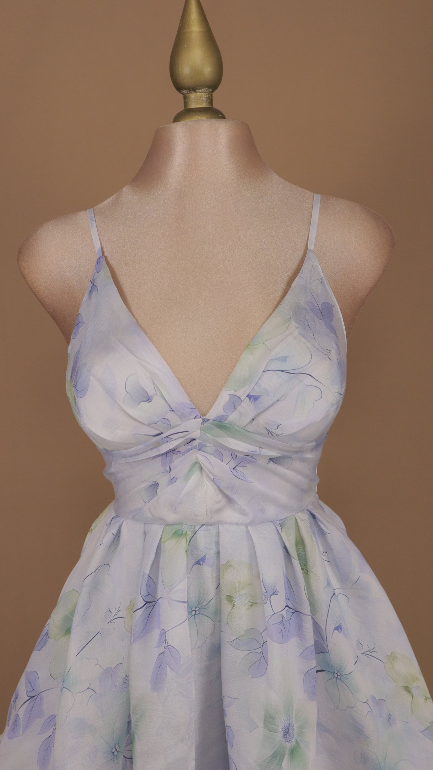 Vestido corto estampado y escote en v