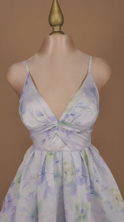 Vestido corto estampado y escote en v