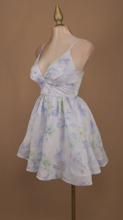 Vestido corto estampado y escote en v