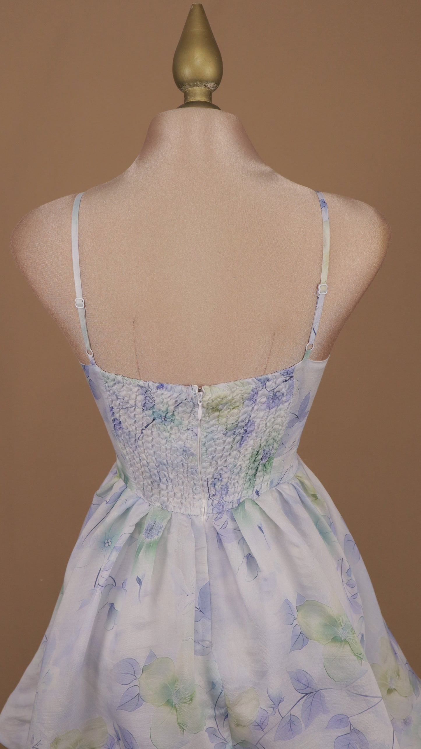Vestido corto estampado y escote en v