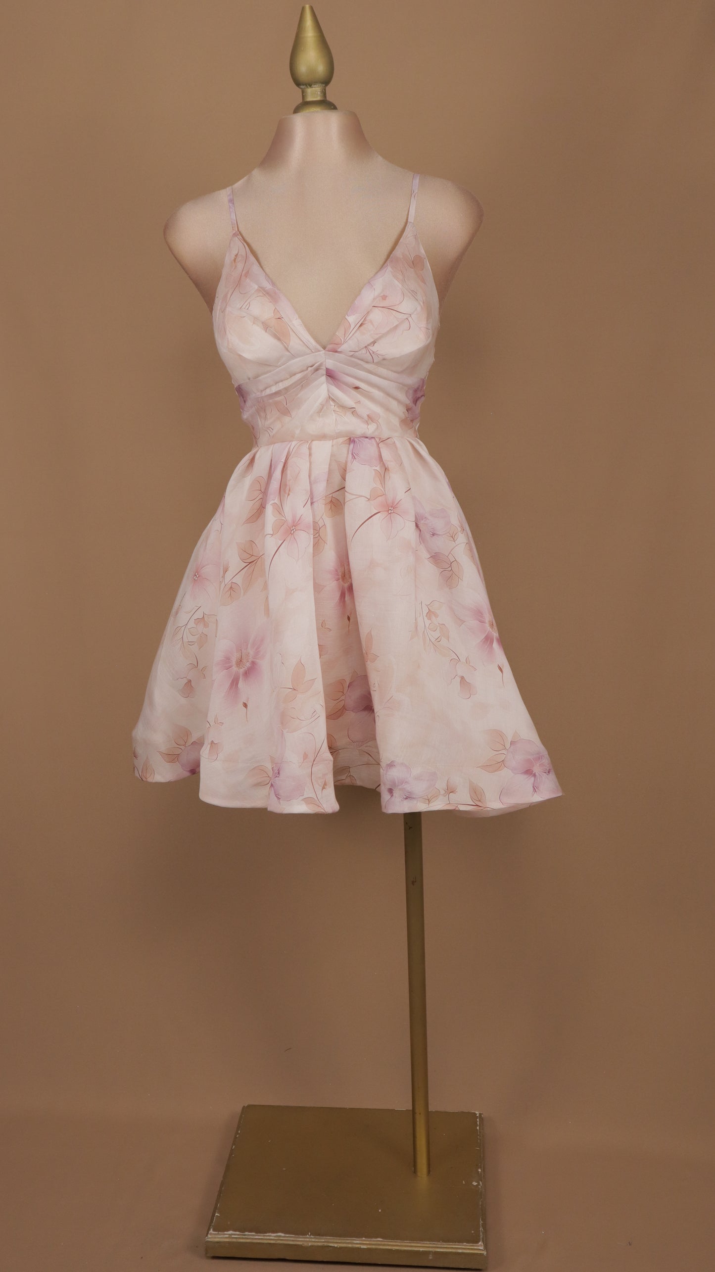 Vestido corto estampado y escote en v