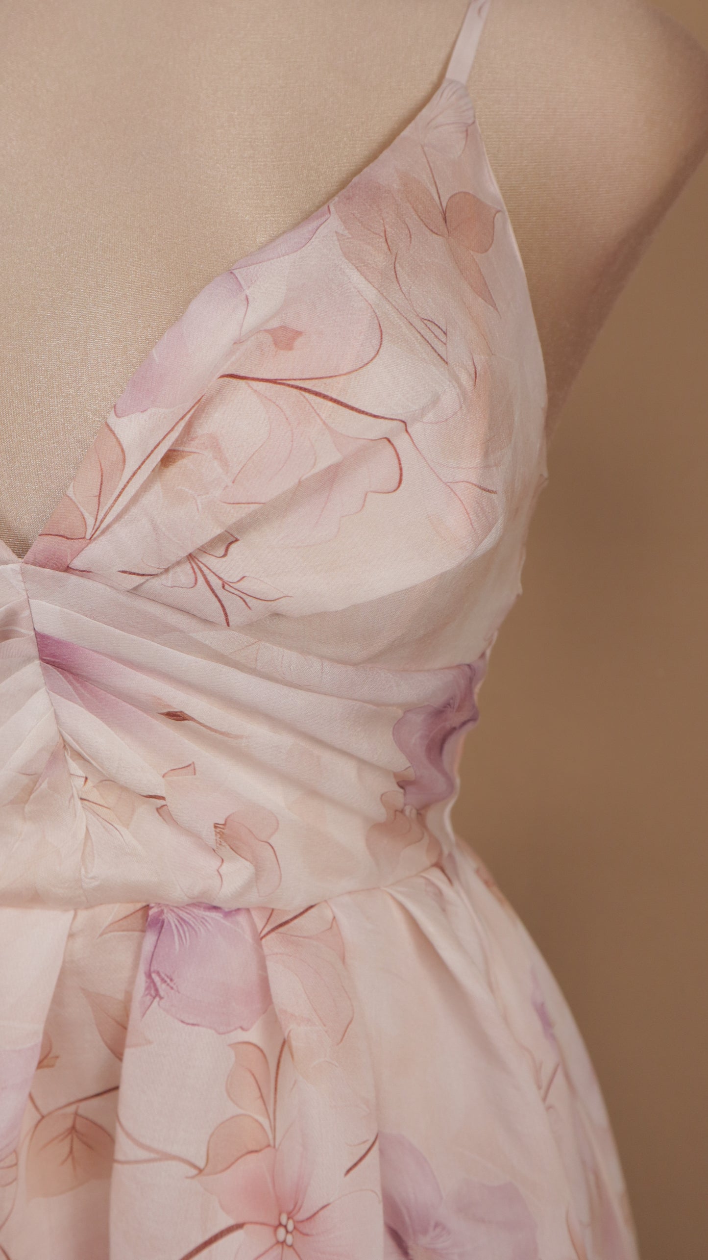 Vestido corto estampado y escote en v