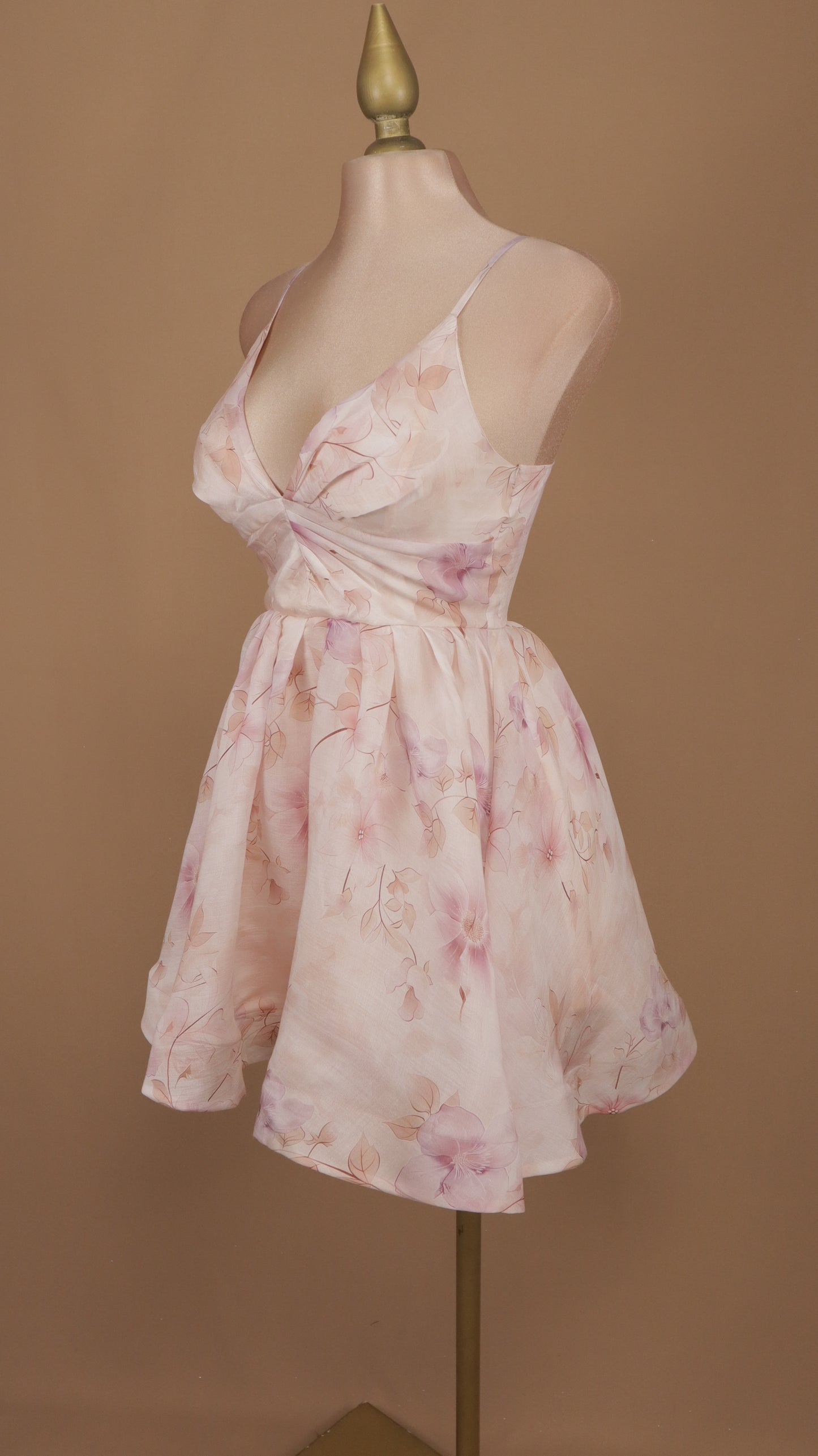 Vestido corto estampado y escote en v