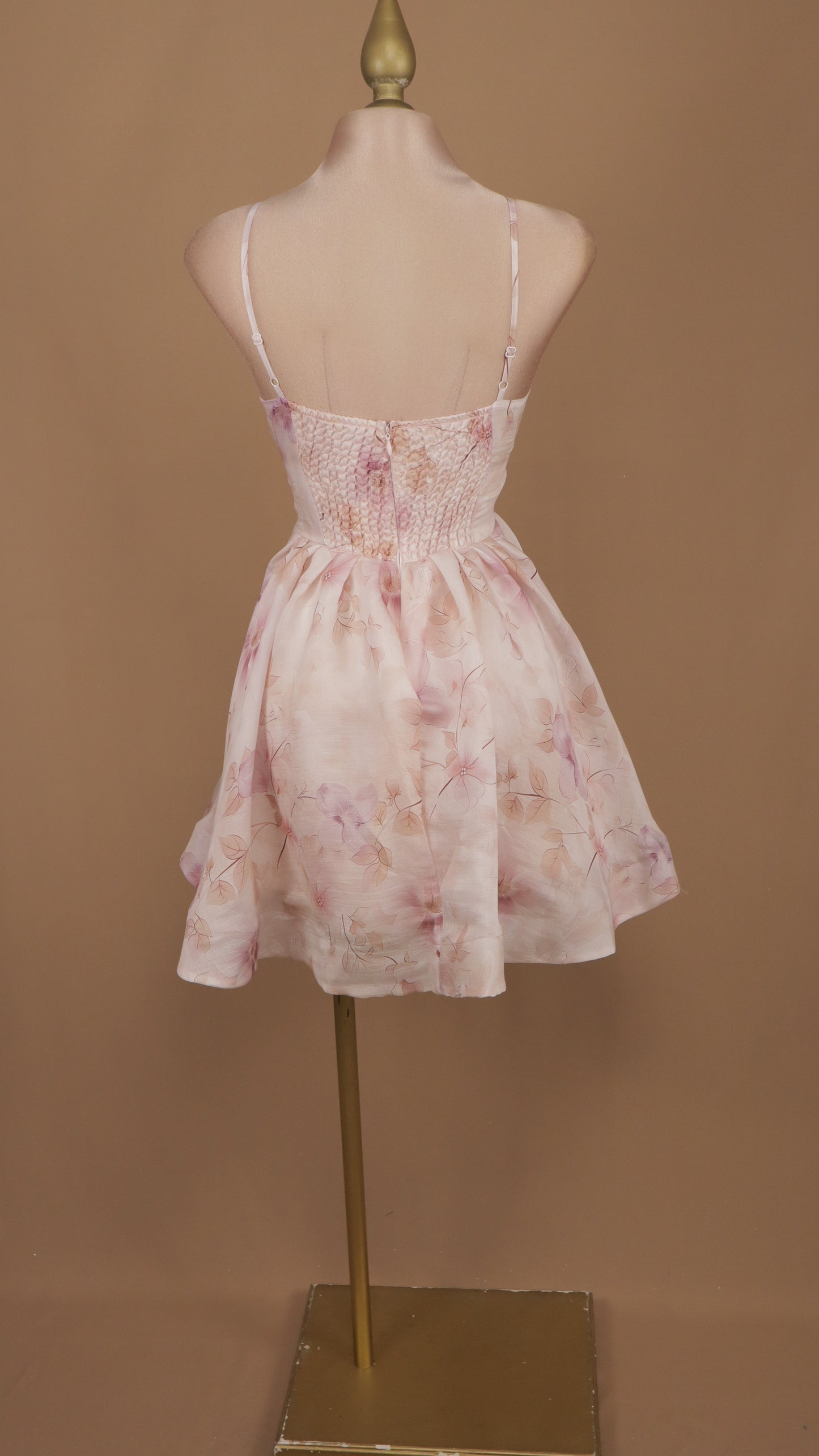 Vestido corto estampado y escote en v