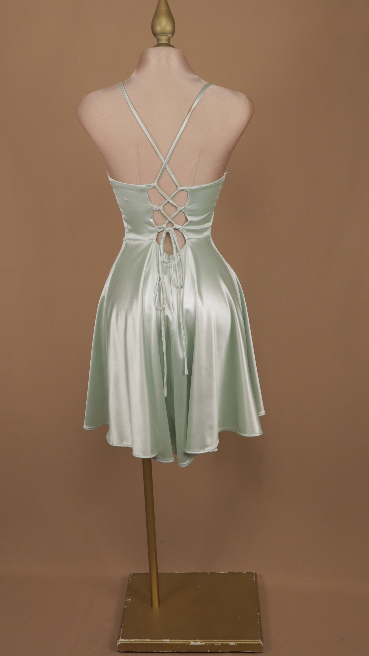 Vestido corto en linea a con agujetas en espalda