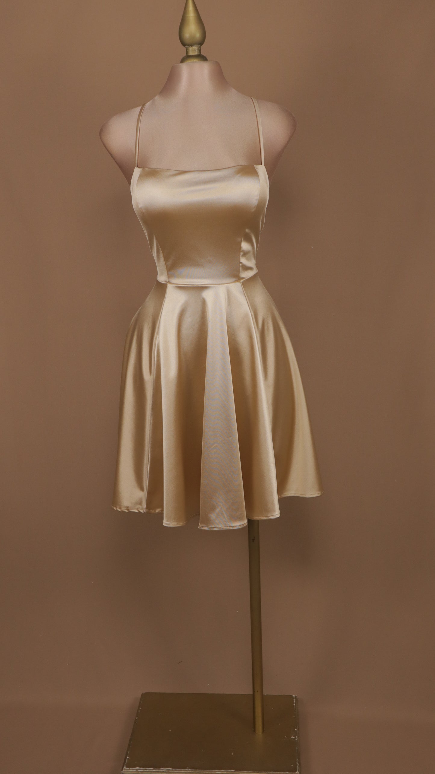 Vestido corto en linea a con agujetas en espalda