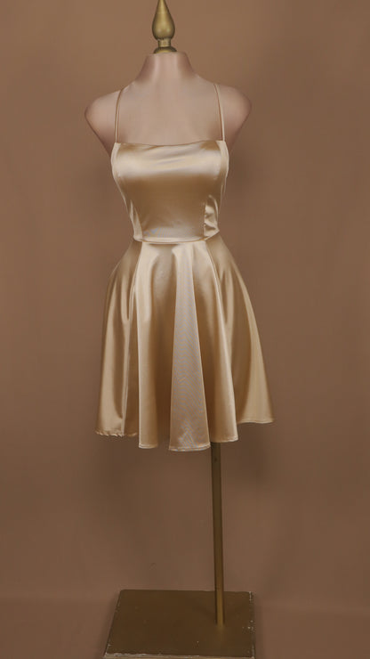 Vestido corto en linea a con agujetas en espalda