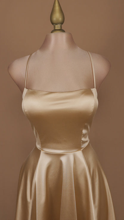 Vestido corto en linea a con agujetas en espalda