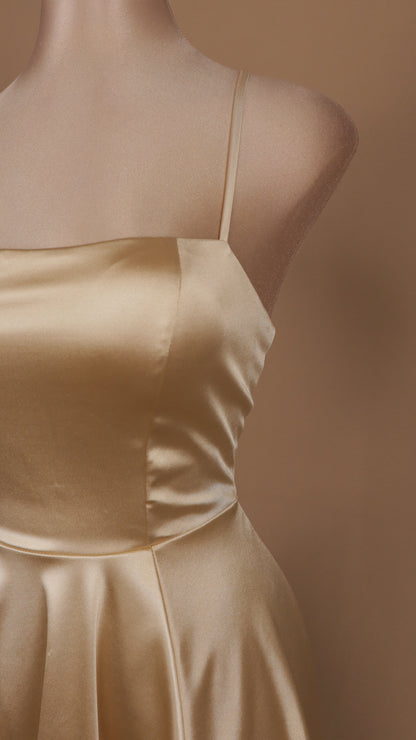 Vestido corto en linea a con agujetas en espalda