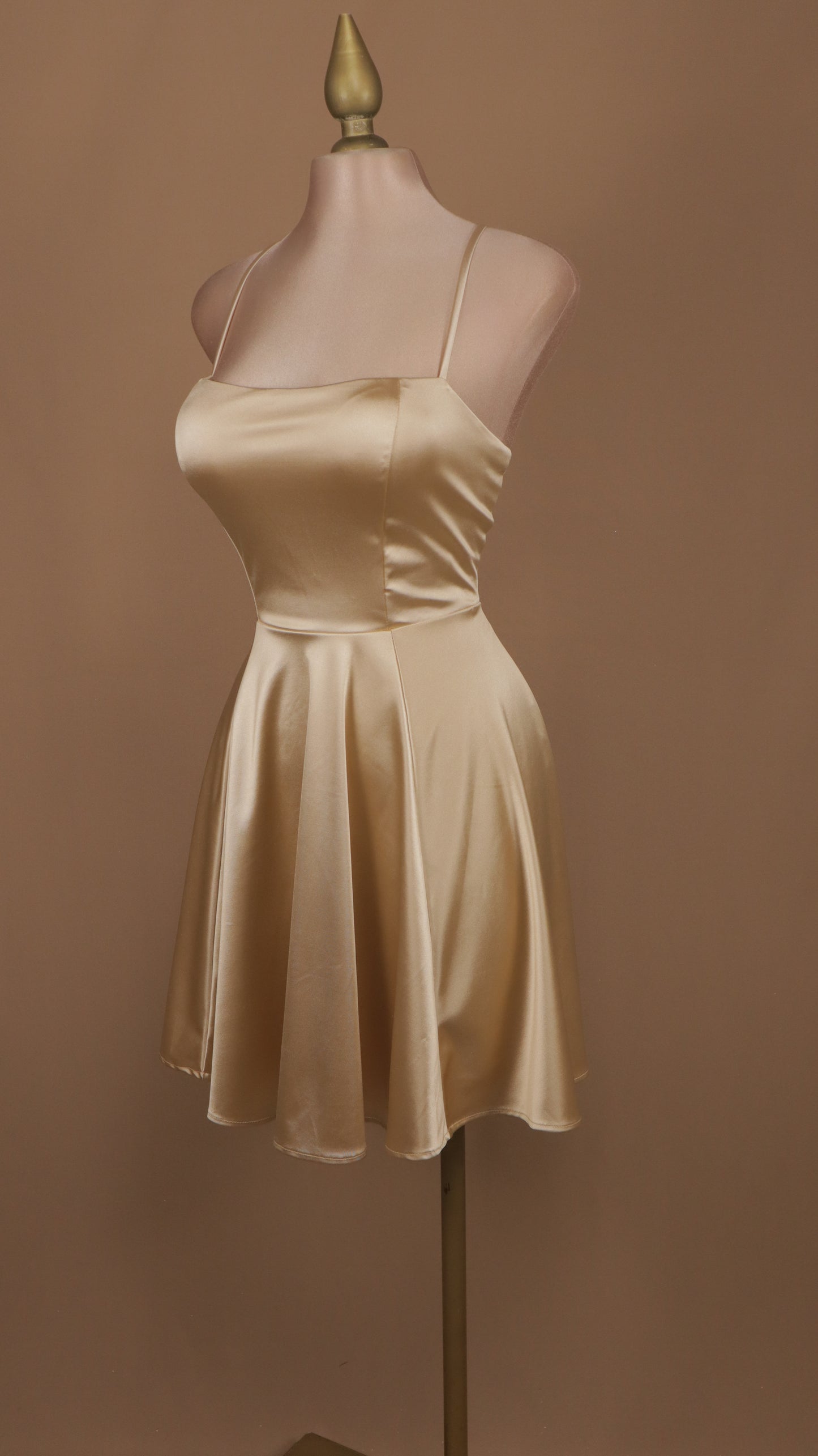 Vestido corto en linea a con agujetas en espalda