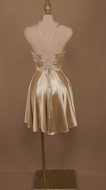 Vestido corto en linea a con agujetas en espalda