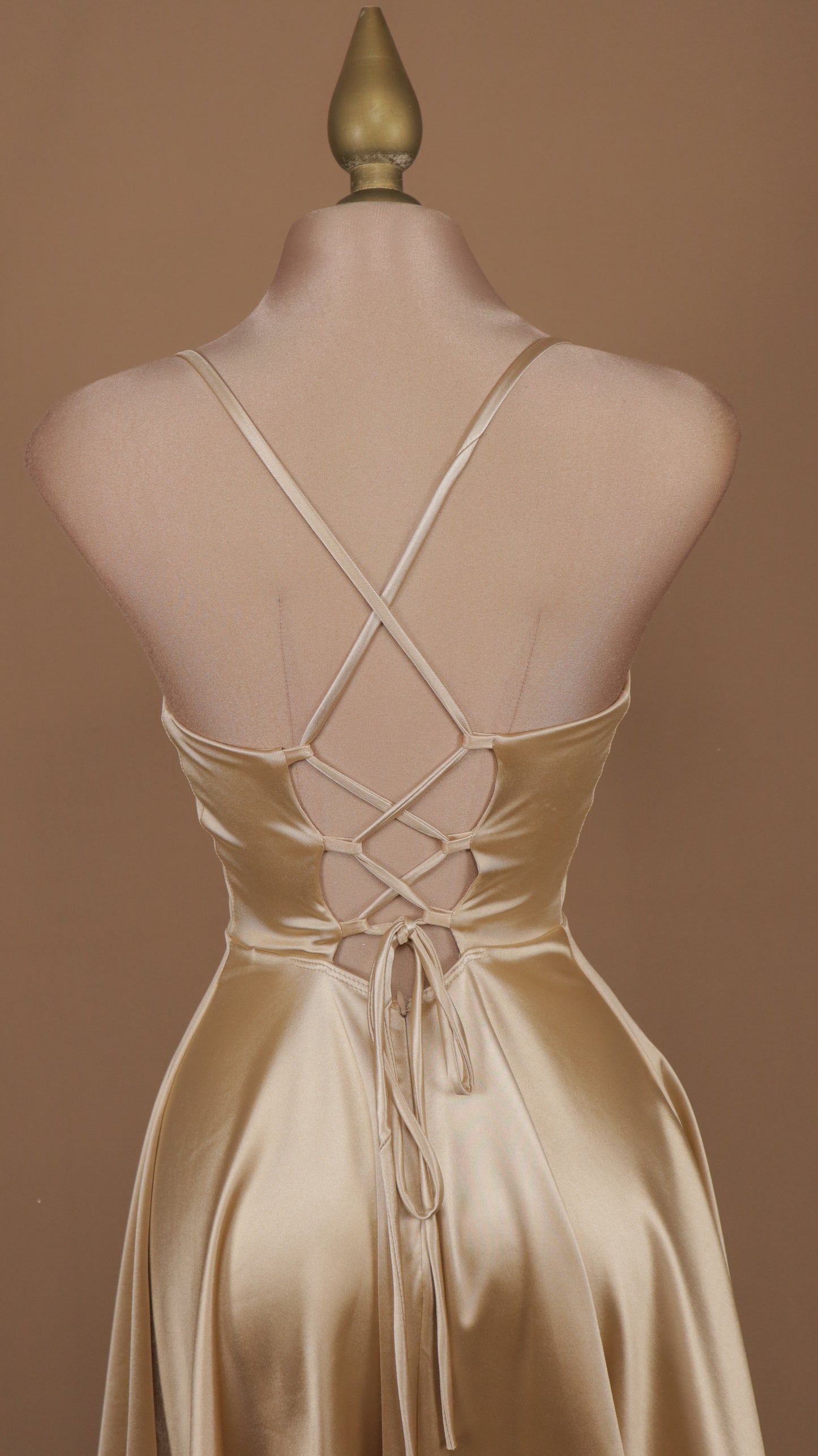 Vestido corto en linea a con agujetas en espalda