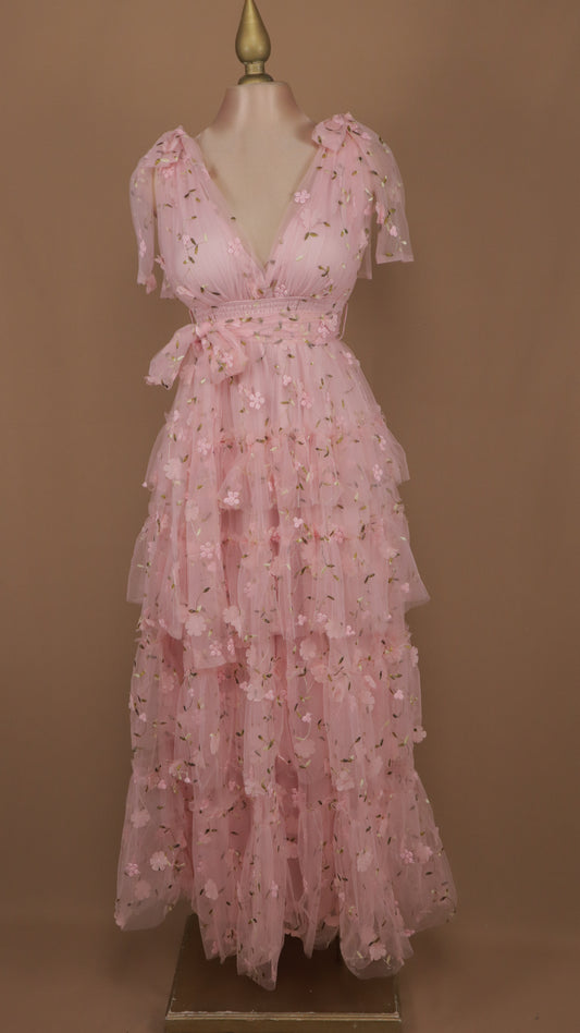 Vestido largo con olanes y bordado en tul