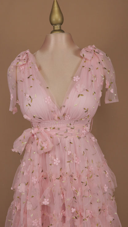 Vestido largo con olanes y bordado en tul