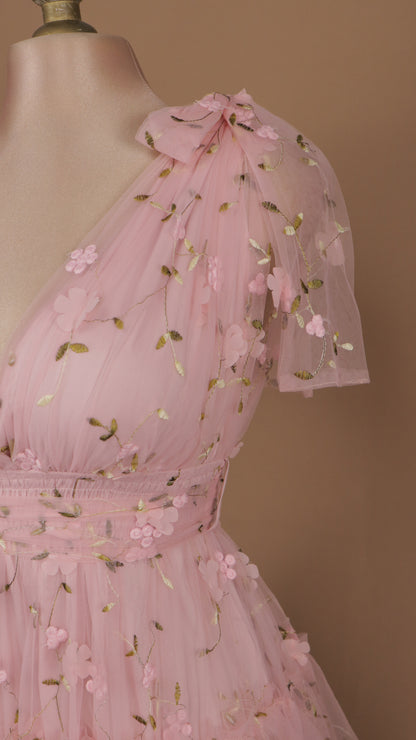 Vestido largo con olanes y bordado en tul