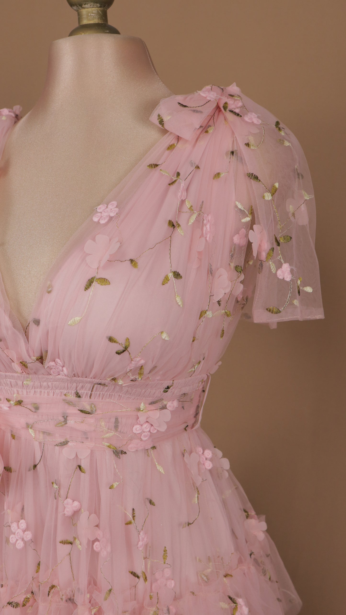 Vestido largo con olanes y bordado en tul