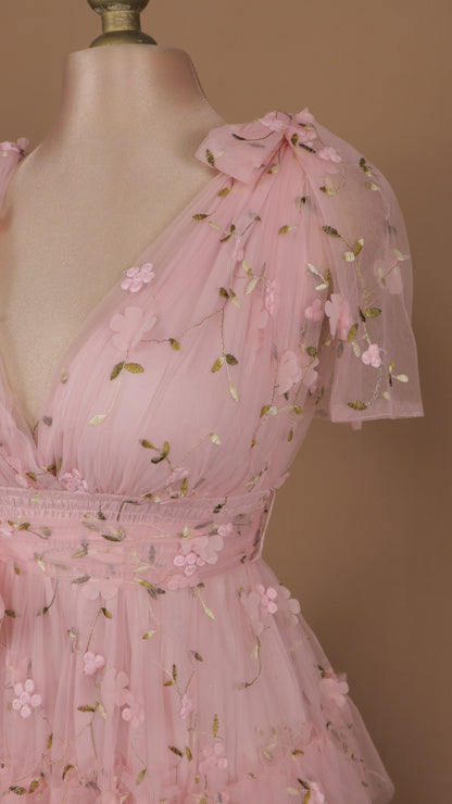 Vestido largo con olanes y bordado en tul