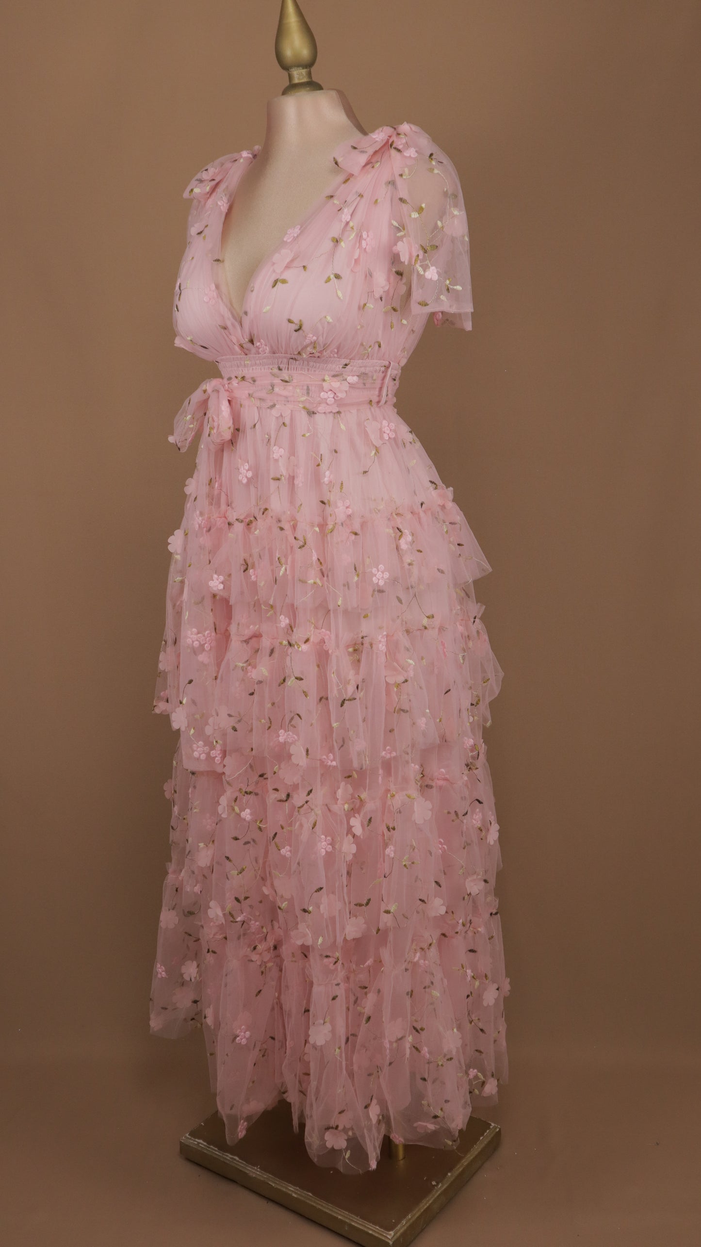 Vestido largo con olanes y bordado en tul
