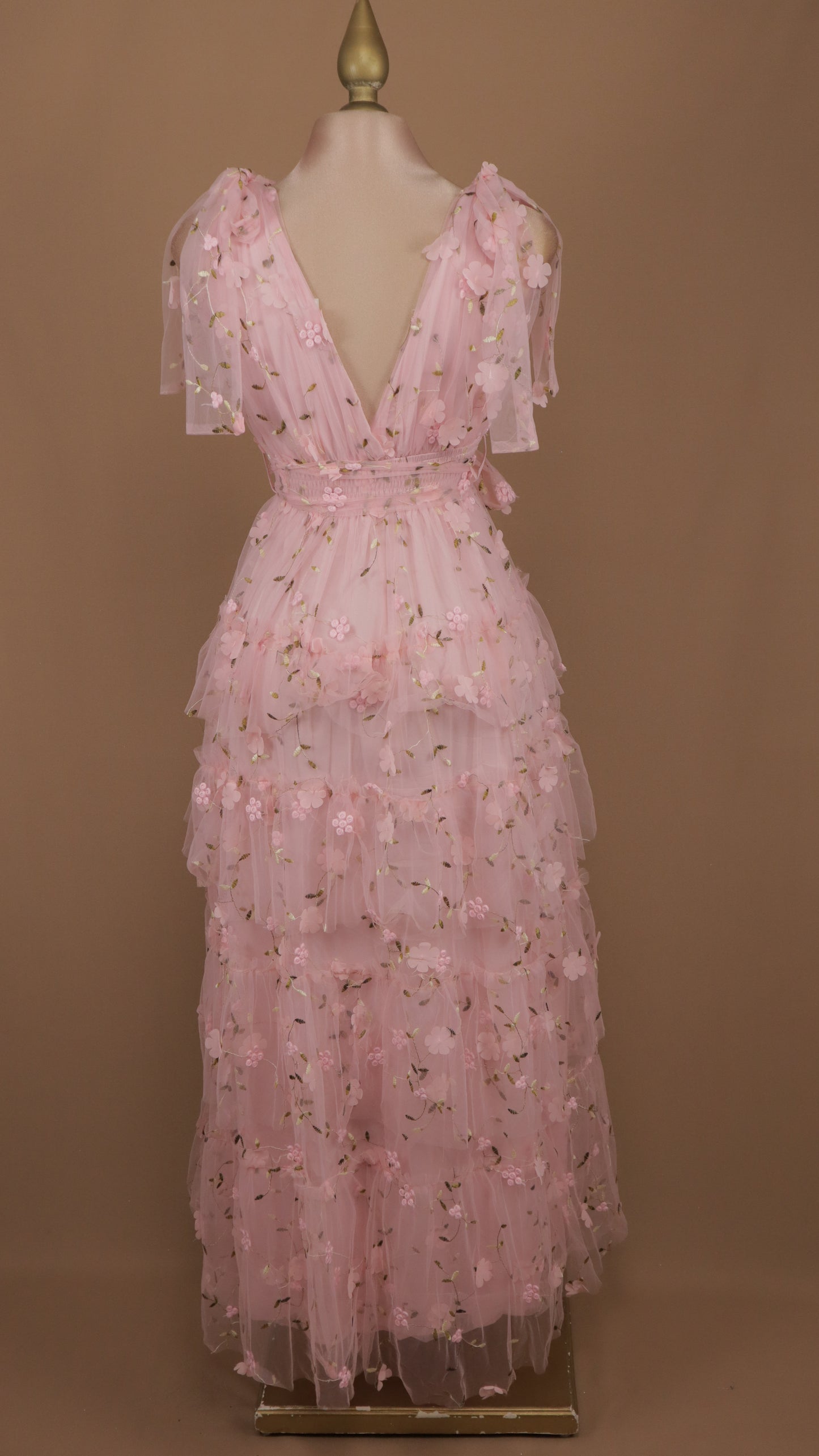 Vestido largo con olanes y bordado en tul