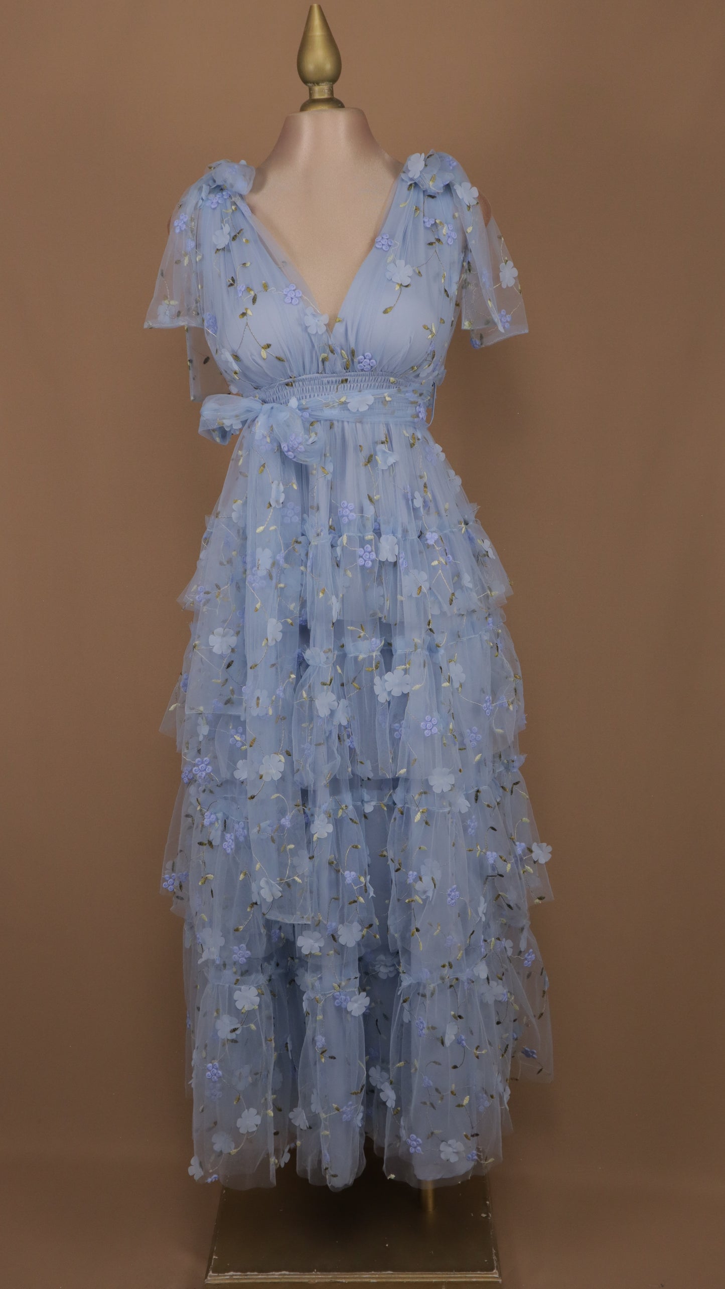 Vestido largo con olanes y bordado en tul
