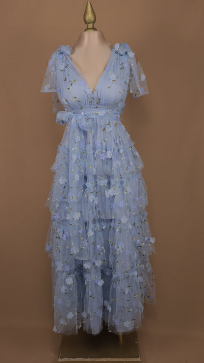 Vestido largo con olanes y bordado en tul
