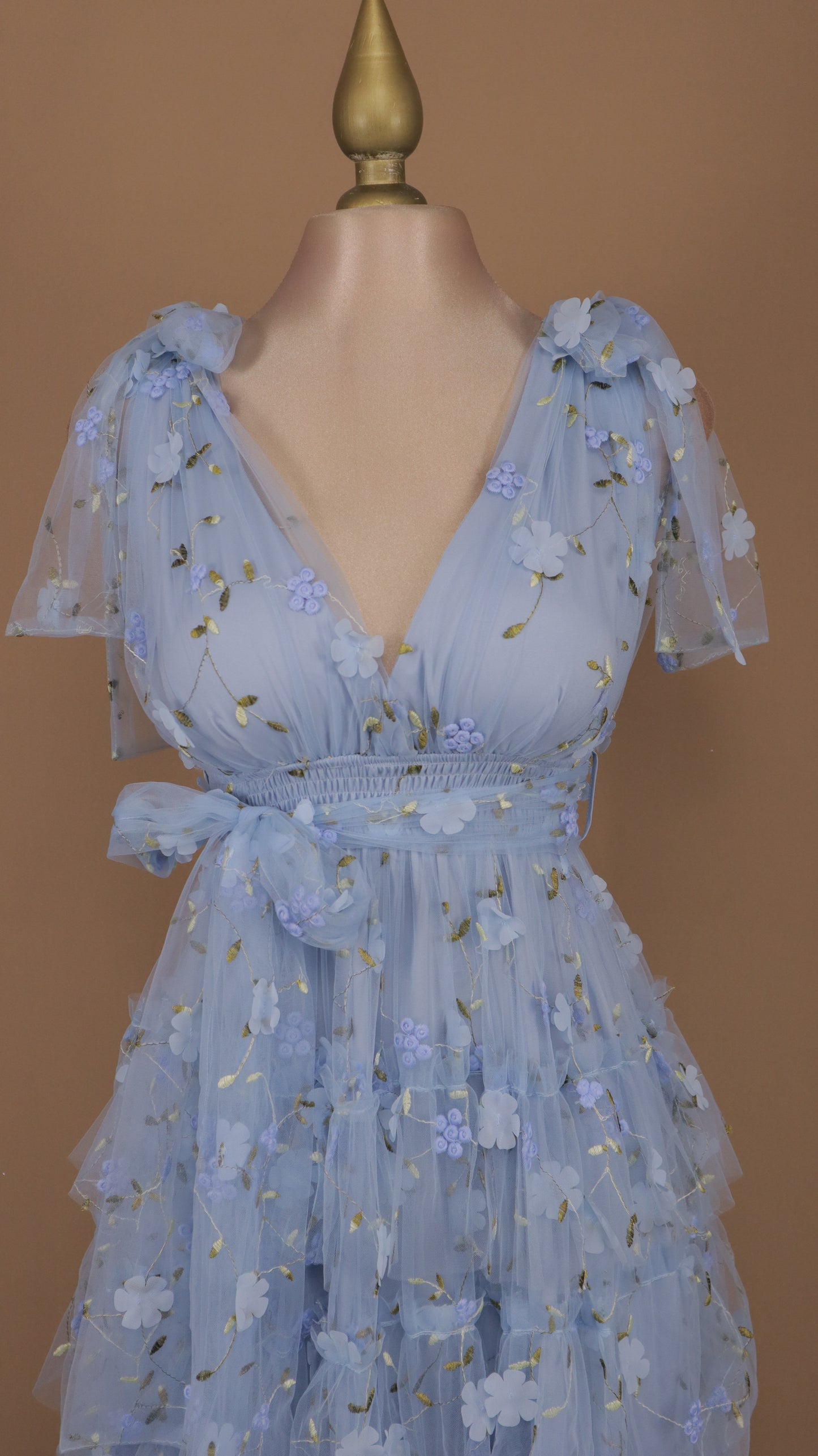 Vestido largo con olanes y bordado en tul