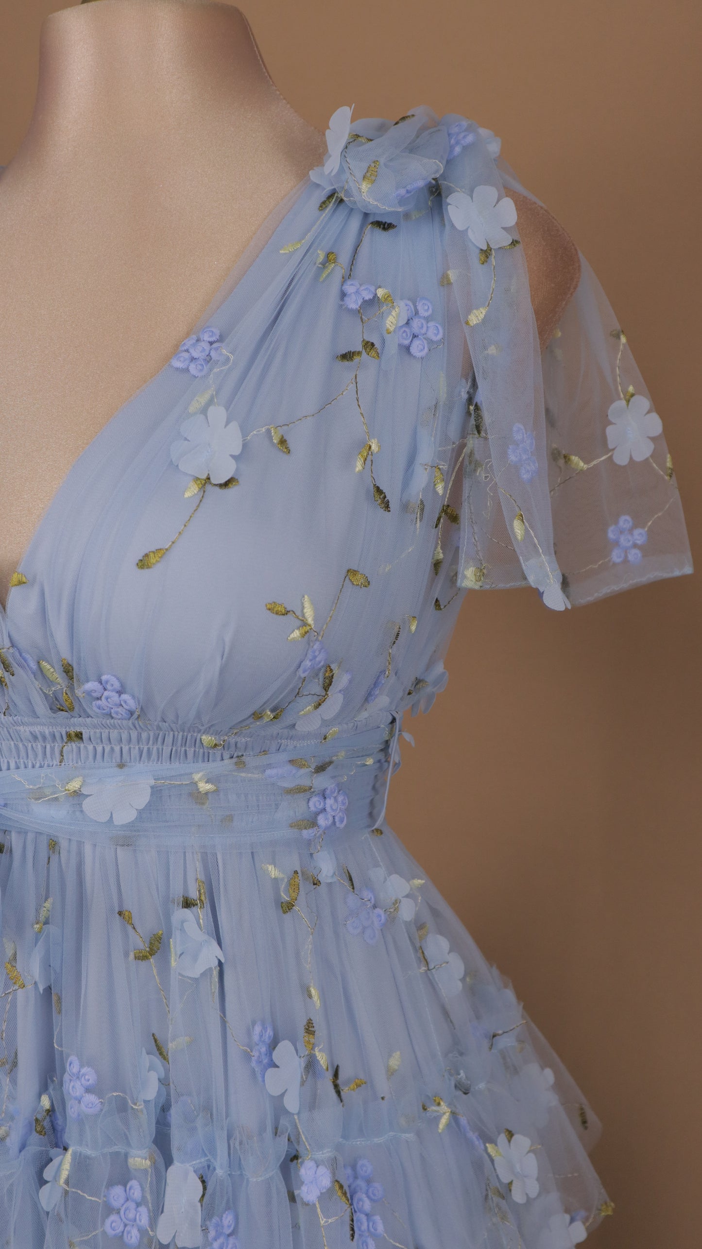 Vestido largo con olanes y bordado en tul