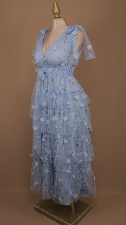 Vestido largo con olanes y bordado en tul