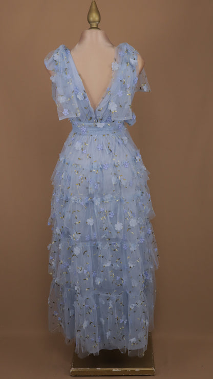 Vestido largo con olanes y bordado en tul